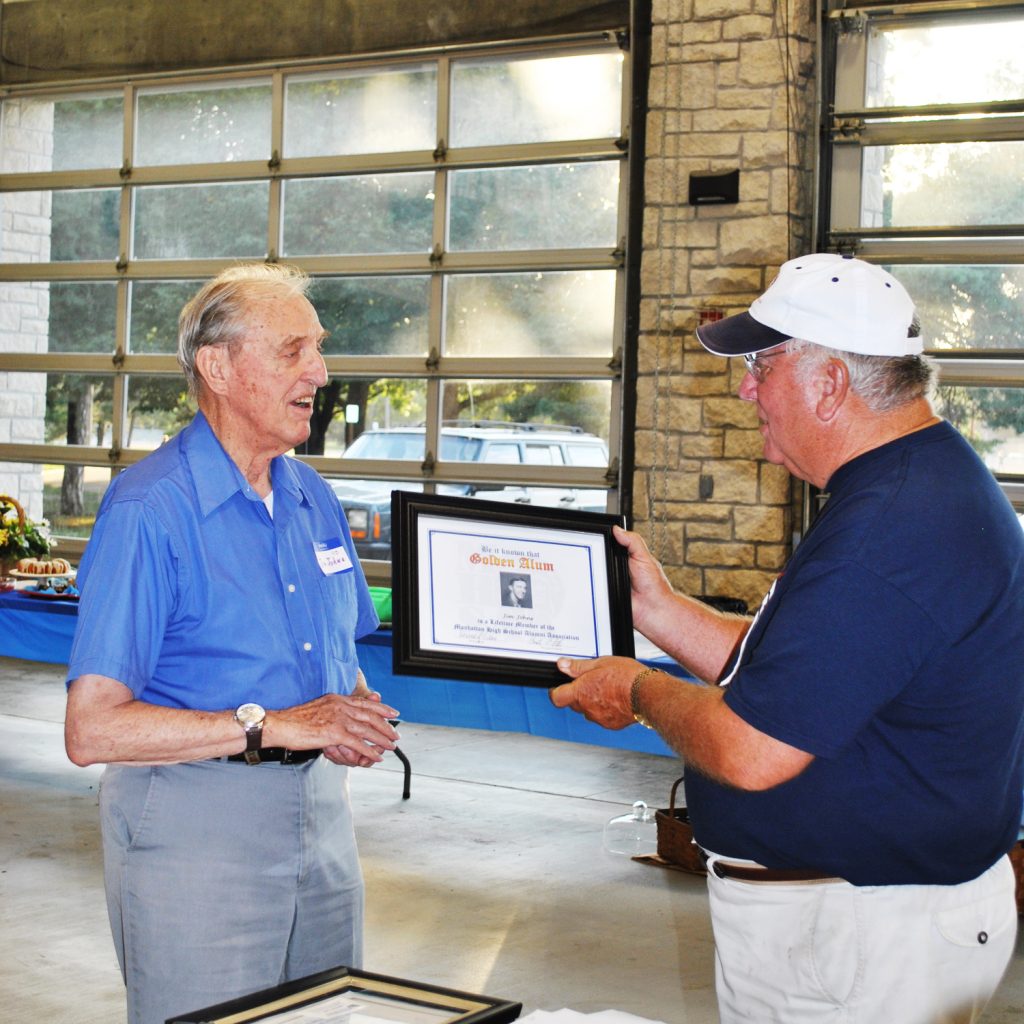 Dave Fiser presents Jim Johns with Golden Alumn certificate.
