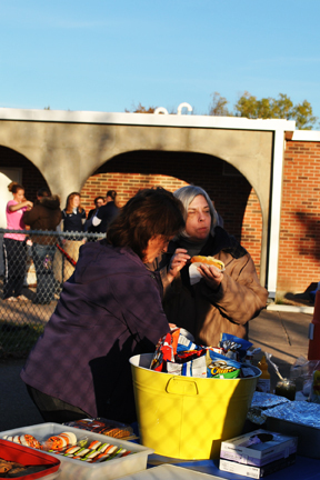 Events Committee co-chairs Becky (Mosier) Wassom '70 and Gail Eyestone '74 restock the chips bucket.
